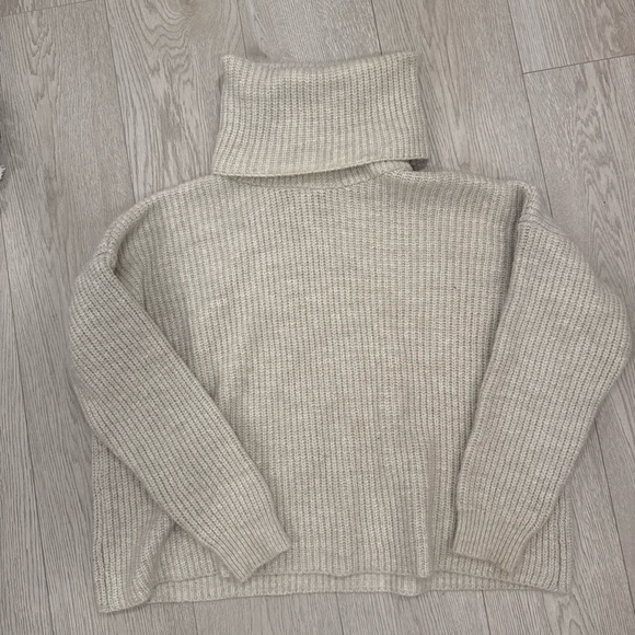 Nasty Gal Soft Beige Turtleneck Sweater S - Picture 8 of 9